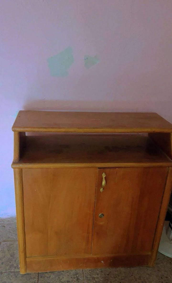 غرفه أخشاب للبيع سعر 700وبيه مجال قليل *********** مابيه اي ضرر فقط مرايه الميز مفطوره
