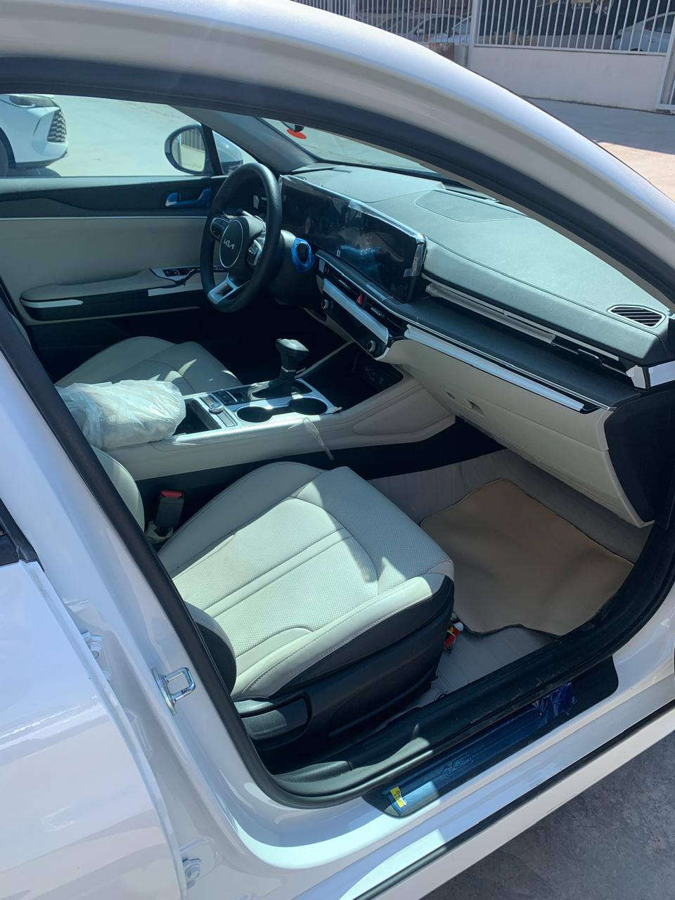 السلام وعليكم للبيع k5 خليجي رقم شمالي سياره 1/1
موديل 26 مستجل على بيعته 
سعره 220 مكاني الدوره
بيه شويه بارد  بالباب موضح بالصور 
***********
