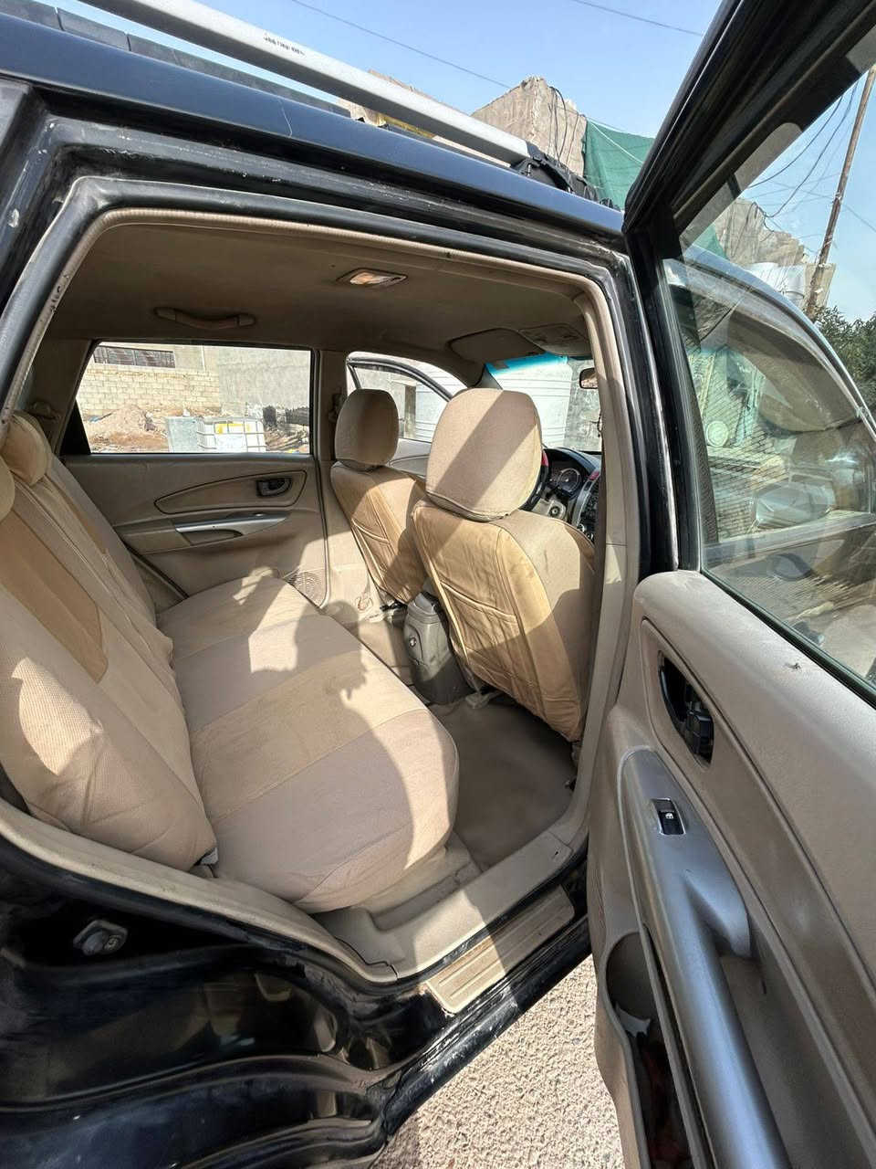 السلام عليكم 
توكسان موديل 2006 أمريكي 
مكينه 2700 سته سلندر جديده قبل ثلاث اشهر شديت مكينه وكير جديده 
سياره خير من الله مال طالب كليه يروح بيهاا لدوامه ويرجع السياره حادثهاا البجم الخلفي مصبوغاا رقم بغداد الجديد بأسمي مصفره غرامات العنوان رقم الهاتف 
‭ ٠٧٧٦ ٦٠٣ ٣١٦٨
ترهم مراوس
