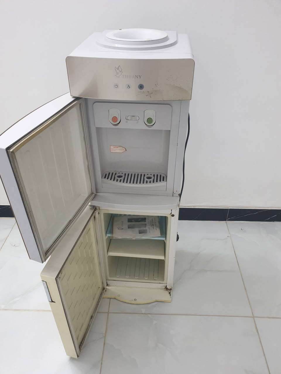 السلام عليكم 
عندي براد ماء عدد٢ نظيفات على الفحص حار /بارد ثلج
سعر الواحد ٥٠ الشراي يتصل موجود وات ساب
***********
