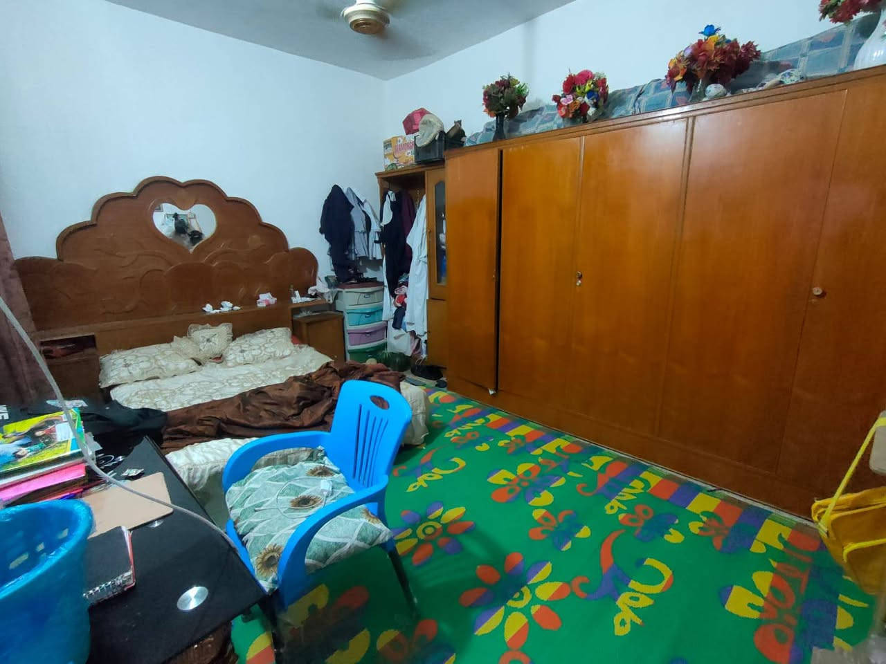 بيت للبيع حي الشهداء مساحة 125 متر دولان بي غرفتين وصالة واستقبال ومطبخ وصحيات داخلية وخارجية و2 مناور البناء مرتب ونضيف والبيت نضيف جدا والسعر جدا مناسب 
للتواصل واتساب (***********)
