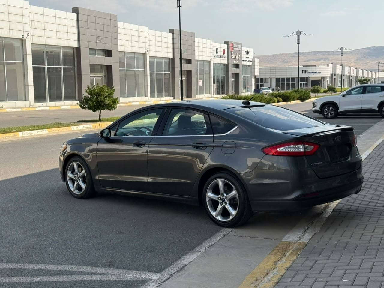 Ford fusion 2016 se
بە ناوی خوا
مواسەفات SE کۆدی دەرگا ،شاشە ،کامیرا ، سوکان ڤۆلیۆم ، ئاوینە هیتەر کوشن کارەبای 
سەنەوی تا 2028   تازەیە
بێ بۆیاخ پێش و پشت کەپس تانها دەرگای سەکنی گۆراوە بە بیلاد  ئیرباگی شانی تەقیوە 
*********** السليمانية, العراق
