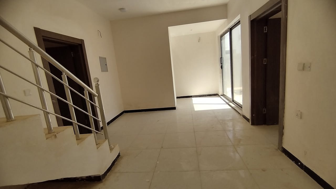 السلام عليكم..
بيت طابقين 200 متر..طابو صرف..ثلاث غرف نوم..حديقتين اماميه وخلفيه..استقبال كبير وصاله كبيره..نظام كامرات..صحيات دفن...الصاله مفتوحه على الحديقه الخلفيه بباب سلايت...

العنوان.. كربلاء..طويريج...مجمع الزهراء السكني..قرب سيطرة أم الهوى...
يباع بمقدمة 75 مليون..والباقي اقساط شهريه على مبادرة المصرف العقاري..القسط الشهري 548 ألف..
مستمر التسديد للمصرف صار أكثر من سنة...

تفاصيل أكثر على خاص أو على الرقم ***********
