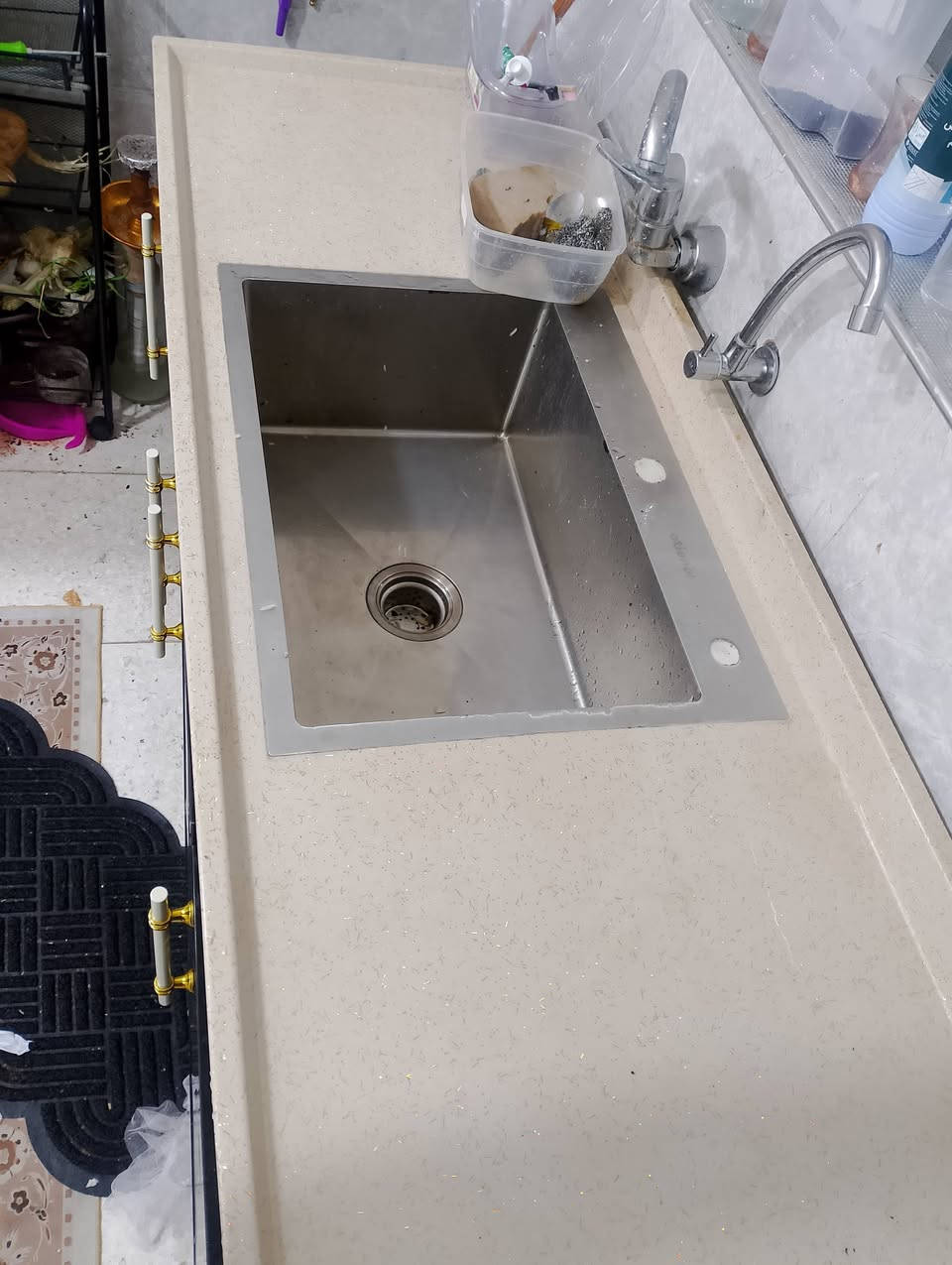 سلام عليكم  من رخصت صاحب لكروب عندي ذني اثاث جديد شتريتهن مصارلهن شهر وكلهن زلخ مابيهن جدد
لطباخ ب150
ولسنك مرمر ب350
ولثلاجه ب350
تاخذ بس قطعه وحده منهن مو مشكله مكاني حي اور شارع علوه زويني رقمي*********** للتصال
