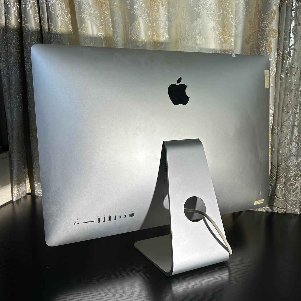 ‏🍎 iMac 27-inch Retina 5K (Late 2015) | شاشة أسطورية وأداء ثابت 🍎

إذا تريد جهاز مكتبي فخم يجمع بين شاشة خرافية وأداء يعتمد عليه للشغل والميديا…

هذا iMac 27 إنچ Retina 5K يبقى لحد اليوم خيار ممتاز للتصميم، المونتاج، والاستخدام الاحترافي 💻✨

⸻

⚙️ المواصفات التقنية:

 • 🔹 المعالج: Intel Core i7

سرعة عالية تصل إلى 4.0GHz

 • 🔹 الرام: 16GB DDR3

 • 🔹 التخزين المزدوج:

 • 128GB SSD (للنظام والسرعة)

 • 2TB HDD (مساحة تخزين كبيرة)

 • 🔹 كرت الشاشة: AMD Radeon R9 M395X

4GB GDDR5 – أداء ممتاز للتصميم والمونتاج

 • 🔹 الشاشة: 27 إنچ

Retina 5K – دقة عالية جداً وألوان دقيقة

 • 🔹 الصوت: صوت نقي ومحـيطي

⸻

🖥️ النظام:

 • macOS Monterey

مستقر، أنيق، وسلس بالاستخدام اليومي

⸻

🔌 المنافذ:

 • 4 × USB A

 • 2 × Thunderbolt

 • Ethernet

‎ • قارئ SD Card

‎ • منفذ سماعات 3.5mm

⸻

⌨️ الملحقات الأصلية:

 • كيبورد Apple الأصلي

موديل A1243

USB + يحتوي على منفذي USB 2.0 مدمجين (يمين ويسار)

 • 🖱️ ماوس واير ضوئي

 • 🖤 ماوس باد Razer

 • 🎧 سماعات أذن

 • 📱 ستاند هاتف

⸻

🚚 التوصيل والضمان:

 • ✅ توصيل مجاني لكل العراق

 • ✅ ضمان استبدال فوري 7 أيام

⸻

💰 السعر:

880,000 دينار عراقي

‏iMac مو مجرد كمبيوتر…

تجربة شاشة وأداء تخليك ترتاح بالعمل لساعات 👌🍏

واتساب ***********
