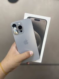 iPhone 15 pro max  ذاكره 256 بطاريه 96‎%‎ عدد دورات 90 مره  جهاز نظيف ...