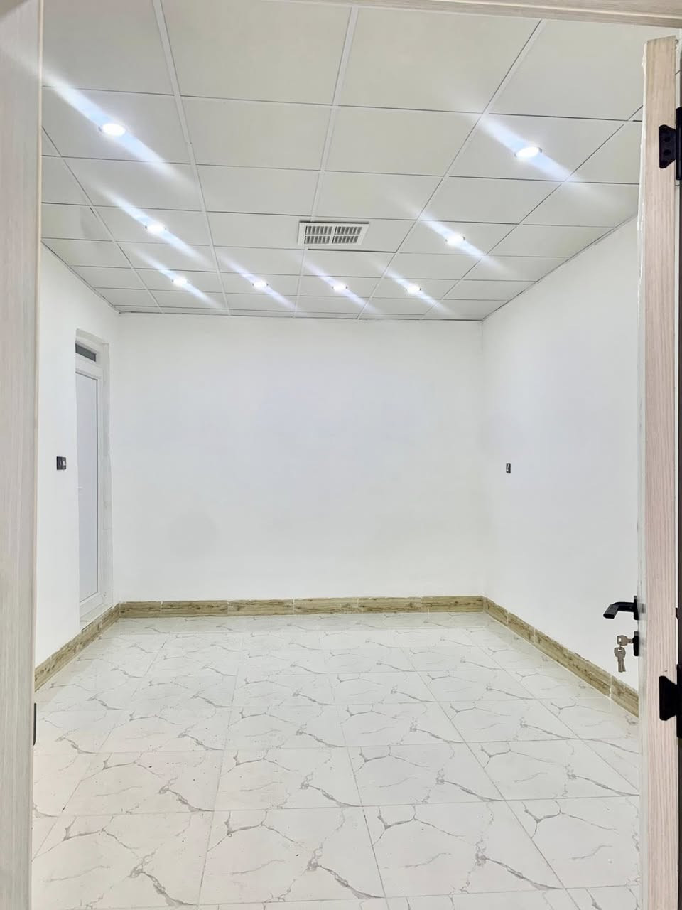 دار زيرو طابقين للبيع/كركوك/رحيم اوة/قرب مركز شباب 

المساحة: 130 متر 

الطابق الاول يحتوي على:
(غرفة نوم+مطبخ+هول+صحيات+كراج سيارة)

الطابق الثاني يحتوي على: 
(غرفة نوم+هول+صحيات)

البيت فول مواصفات+فول سيراميك+سقف ثانوي
البيت زيرو غير مسكون+كامل دكتات مبردة

لمعرفة السعر والاستفسار الاتصال على الارقام الاتيه:
(***********) اسيا 
‏(***********‏) كورك 
او مراسلتنا على بريد الصفحة

ملاحظة: يمكنكم ارسال الأراضي والبيوت
للأعلان عنها عبر صفحتنا بدون مقابل 
يرجى ارسال:
عنوان المُلك كامل 
بعض الصور للمُلك
سعر المُلك 
عبر الواتساب الخاص بالصفحة (***********)

لزيارة مكتبنا على العنوان الاتي: 
كركوك/سرچنار/فلكة سرچنار
