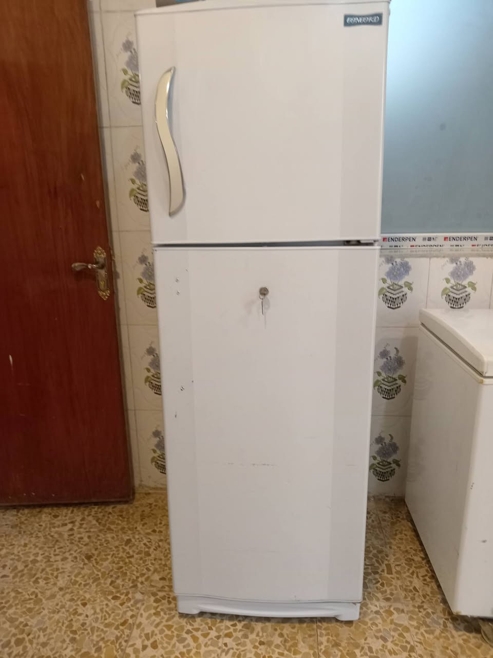 السلام عليكم كشر ثلاجة للبيع حجم ١٨ قدم نوعيه كونكورد لبناني بدون ليك يحتاج فقط مطور كشر نضيف موضح بالصورة السعر ١٢٥ الف دينار المكان بابل  قرب سيطرة الآثار للاستفسار أكثر اتصل على الرقم *********** ابو زيد
