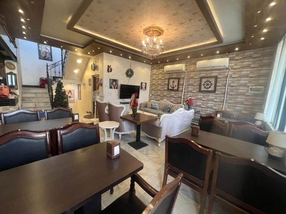 للبيع للاستفسار
***********
ميز مع اربع كراسي ١٥٠ الف 
الكاشير ب ١٠٠ الف 
مجمدة عارضة كيك ٥٠٠ الف 
جدر كنتاكي ٥٠٠ الف 
متبقي خمسة ميز صاج 
٢٥ كرسي صاج 
٢ ميز صاج مفرد
