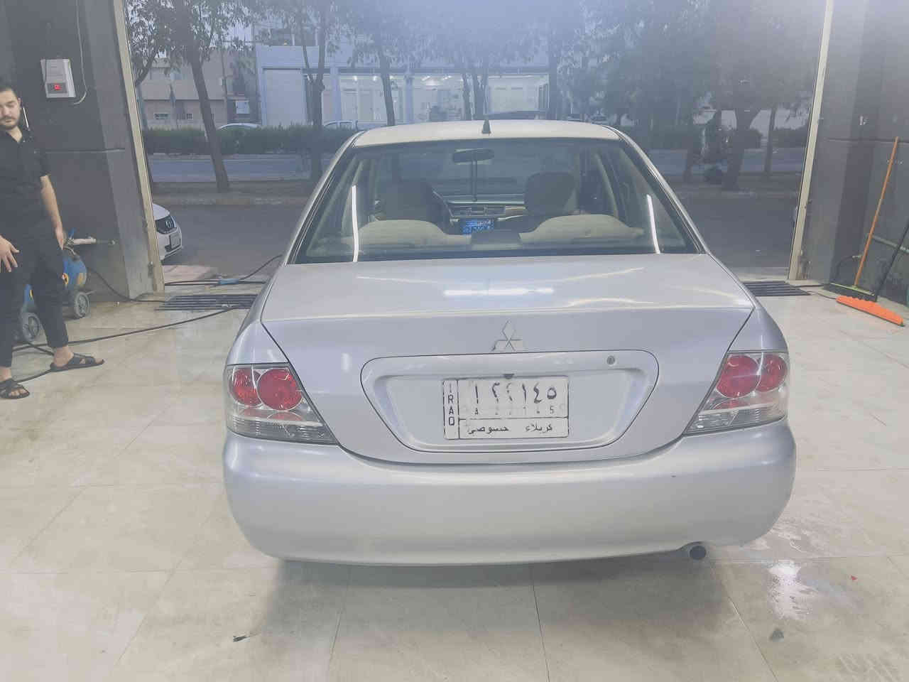 السلام عليكم اخوان عندي هذا اللانسر للبيع مواصفات
موديل 2010 
مكينه 1600
كير والمكينه ممتاز 
تبريد ممتاز 
دواخل بيجي مثل ماموضح بالصوره شاشه ئايبات كامره الكشنات كلها على وضع الشركه 
كهرباىيات كله شغاله بدون نقص 
السياره بأسمي ومشروع وطني 
التايرات حاله جيده 
يحتاج زوج تايرات خلفي 
سياره بيها 3 قطع صبغ بدون اي ضرر واشويه الهلالات بيها صبغ غير هذا مابيه ورغم هذا اني ابيع حزام صبغ 
اخوان اي واحد عاجبته السياره خلي يتأكد من المنشور يالله تخابرني 
السعر 75 $
المكان كلار 
الرقم *********** 
اجاوب بعد صلاة العصر
