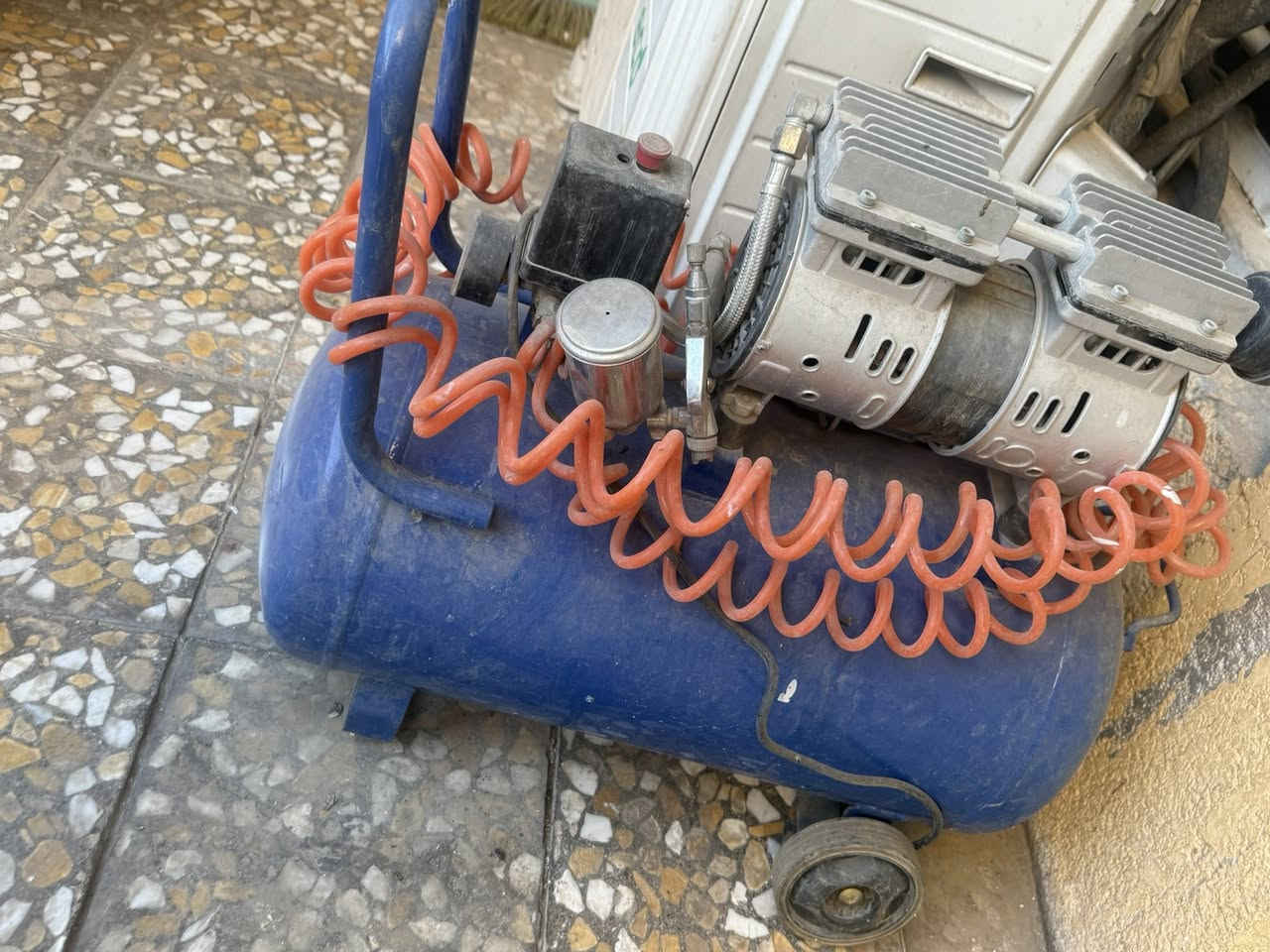 للبيع كمبريسر هواء نظافه 99‎%‎
صناعه اللماني باله
50 لتر
ماطور بدون قايش
يسحب 2 امبير 
الكيج 180 يفصل هوه تلقائي على 120
يتحمل حراره 80 درجه
ويا هديه مسدس رش صبغ سلستيل اصلي 
العنوان بغداد شارع فلسطين 
السعر 250 الشراي يتصل 

***********
