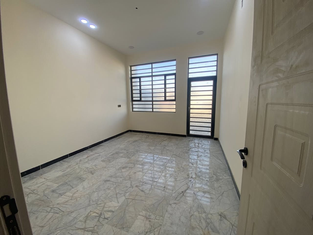 مشتملين للبيع مساحة كل واحد  ٩٤متر الموقع 
الشعب العقاري الاولى قرب الشارع العام الرئيسي 

تفاصيل اكثر الاتصال ***********
