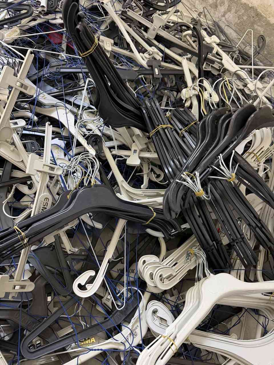 تعاليك ملابس كميه كبيره مايقارب 500 قطعه او اكثر للبيع تصفية مخزن الي يناسبه يتواصل ويايه ‭0776 310 9136‬. بسعر مناسب جدا جدا
