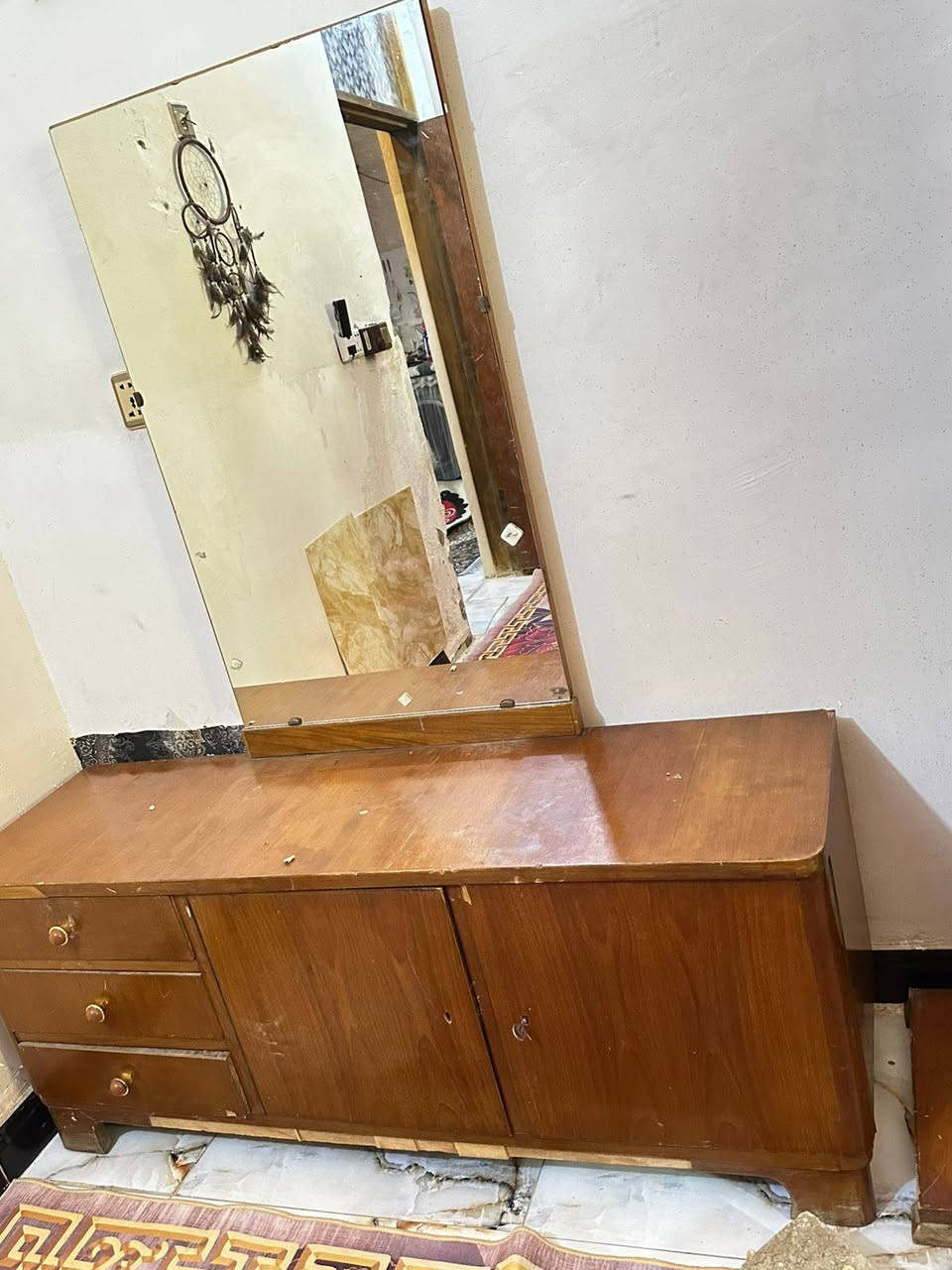 للبيع زوليه 3*2 السعر 25 ميز وطبلات وشماعه ملابس 40 راوتر 10 فارةغسل بخار 25 رفوف محل وحمالات ستل ستيل 70 مكان بغداد ***********
