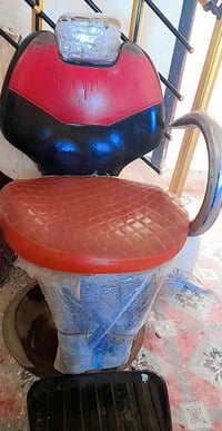 كرسي حلاقة • خشبة الظهر مكسوره • شغال