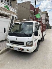 سياره كيا أم عيون للبيع موديل 2002 لون حليبي تخم تاير باتري جديد  محرك...