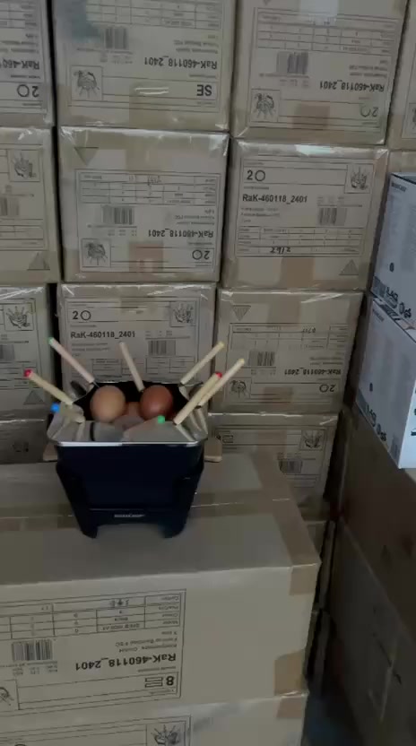 تحكم دقيق في الحرارة: مع مقبض التحكم في درجة الحرارة القابل للتعديل، يمكنك ضبط درجة الحرارة يدويًا من 200 درجة فهرنهايت إلى 400 درجة فهرنهايت، مما يوفر تحكمًا دقيقًا في الوصفات المختلفة. يتميز بقوة 1000 واط، مما يضمن ذوبان سريع وفعال لطعامك.

سعة كبيرة: بفضل سعتها 3 كوارت، هناك مساحة واسعة للجبن أو الشوكولاتة أو التغميسات أو المرق، مما يجعلها مثالية للتجمعات العائلية أو الحفلات الودية. تتضمن 8 شوك فوندو مرمزة بالألوان لتسهيل مساعدة الضيوف لأنفسهم.

استخدام متعدد الأغراض: مجموعة أواني الفوندو الكهربائية الخاصة بنا متعددة الاستخدامات - مثالية لإذابة الجبن والطهي الساخن وإعداد اللحوم والخضروات والحلوى وأكثر من ذلك. انغمس في وصفات جديدة مقدمة بسهولة.

هيكل قوي: تتميز ماكينة صنع الفوندو المصنوعة من الألومنيوم بمقاومة الصدأ والتآكل، مما يضمن طول العمر والمتانة. الجزء الداخلي غير اللاصق يجعل التنظيف سهلاً بالماء والصابون فقط.

السلامة والراحة: تتميز مجموعة أواني الفوندو بشقوق آمنة في الحافة للحفاظ على الشوك في مكانها. بالإضافة إلى ذلك، استمتع بالتعامل السهل والآمن مع المقابض الجانبية ذات الملمس البارد أثناء تقديم غموس لذيذ، ومن السهل نقله من المطبخ إلى الطاولة.

***********
