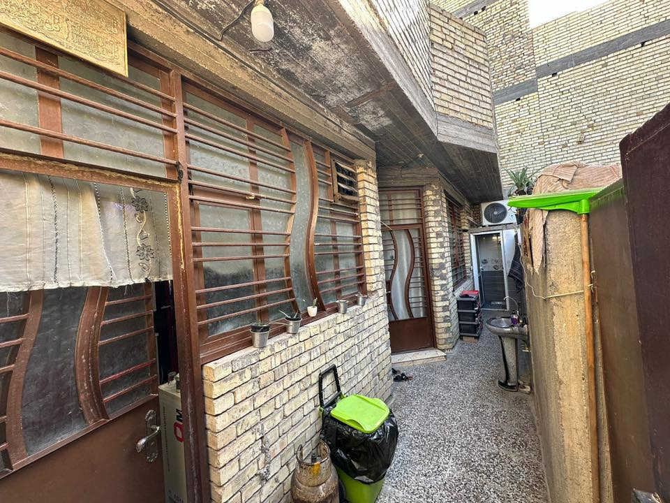 بيت للبيع المساحة 138 متر يحتوي على استقبال وغرفتين وهول كبير في الطابق الاول وغرفة نظام سويت في الطابق الثاني البيت طابو زراعة سند 25 العنوان الشعلة شارع الغربي شارع سكلة حيدر التميمي منطقة نضيفة وهادئة السعر جداً مناسب للأستفسار ***********
