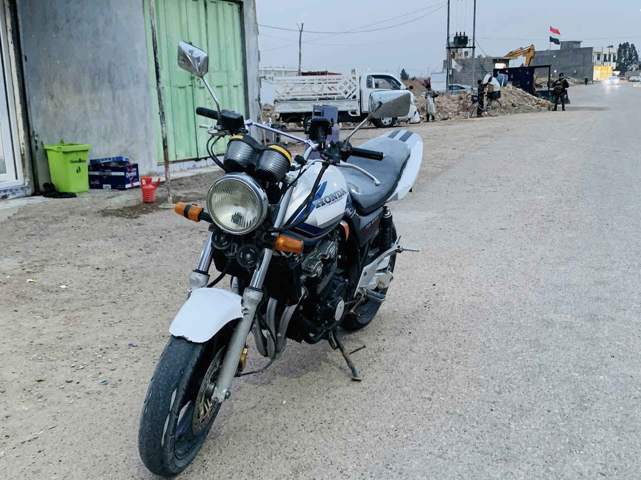 @إشارة

سلام عليكم 
دراجه للبيع هونده 
جيل 2 تعليمي 
8 ولف 
دراجه مكمركه 
كفاله كير و محرك 
السعر 14 ونص 

الرقم ***********
