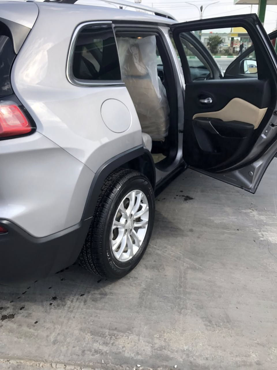 بيع مستعجل جيب بزوني لاتثيود فور ويل يعني دفع رباعي موديل ٢٠١٩ محرك ٢٤٠٠ يعني ٤سلندر رقم نجف باسمي ماشيه ٨٤ صونارها موجود يمك بالمنشور قبل١٠ ايام صوره الحادث وصور الحالي كلها بالمنشور مكان السياره موجود بالعماره محافظه ميسان اللي يحب يراسل اويخابر عالرقم *********** السعر مناسب جدا جدا فقط ب١٢٤$ وبيها مجال بسيط جدا جدا يعني حق جيتك بس أقرا منشور كلش زين قبل لا تخابر واسف جدا لاطاله بالكلام
