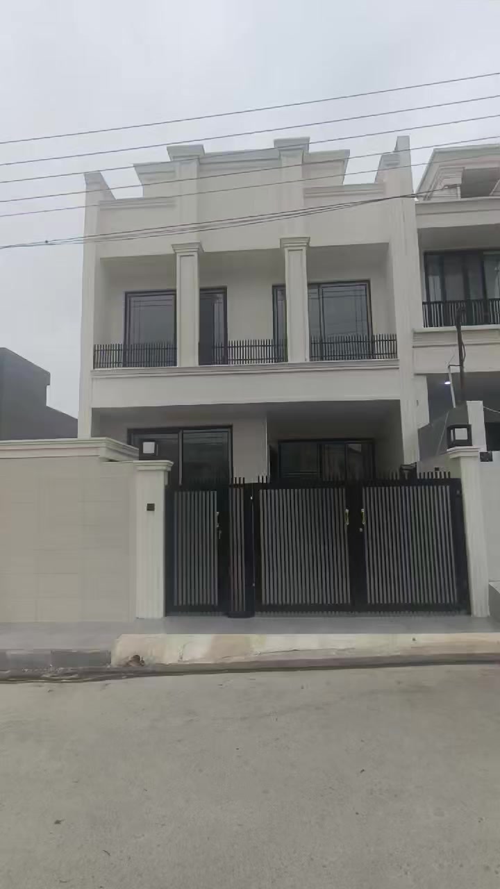 🏡 خانوو بۆ فرۆشتن – هەولێری نوێ
📍 شوێن: هەولێری نوێ، نزیک ماونت ڤیو
📐 ڕووبەر: ١٢٥ مەتر
🛏 ٤ ژووری نوستن
🌅 ڕووگەی ڕۆژهەڵات
🌳 بەرامبەر باخچە
💰 نرخ: $13,500
📞 پەیوەندی: ***********
🏡 منزل للبيع – أربيل الجديدة
_____________________________________________

بيت للبيع-اربيل جديد
📍 الموقع: أربيل الجديد، بالقرب من ماونت فيو
📐 المساحة: 125 متر مربع
🛏 4 غرف نوم
🌅 واجهة شرقية
🌳 مقابل حديقة
💰 السعر: 13,500 دولار
📞 للتواصل: *********** 
━━━━━━━━━━━━━━━━━━━━

🏡 House for Sale – New Erbil
📍 Location: New Erbil, near Mount View
📐 Area: 125 sqm
🛏 4 Bedrooms
🌅 East Facing
🌳 Facing a garden
💰 Price: $13,500
📞 Contact: ***********

━━━━━━━━━━━━━━━━━━━━
