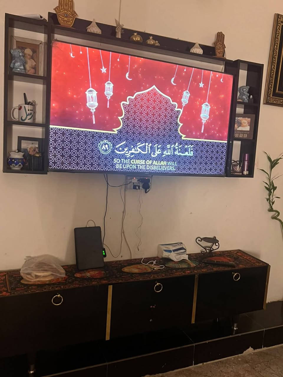 سلام عليكم تخم ٨  قطع نضيف للبيع ٢٥٠ وبي مجال وميز بلازما ٧٥ وبي مجال
وميز ب٥٠ وافق ادمن 
مكاني بغداد الحريه 
***********
