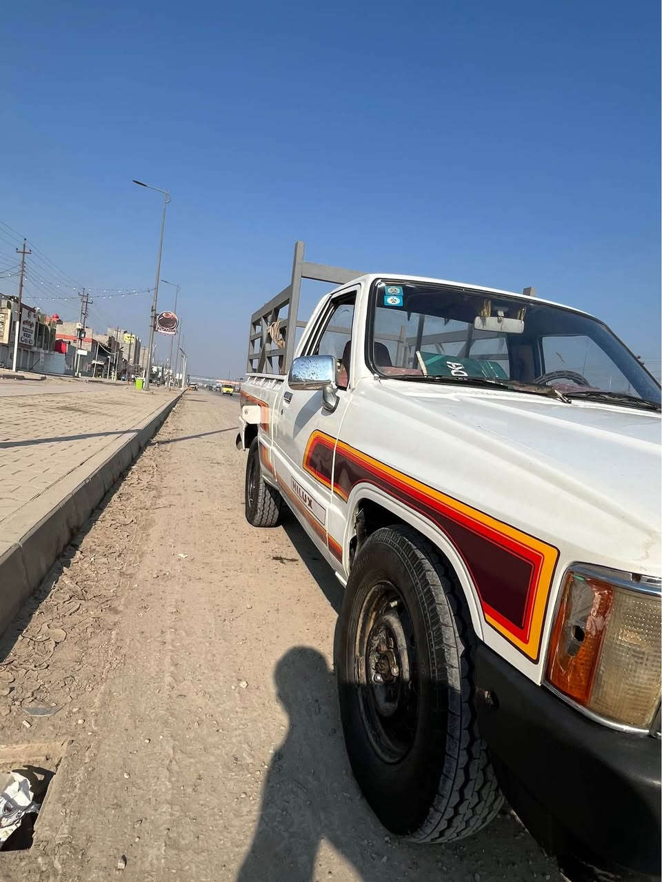 السلام عليكم تيوتا هايلوكس موديل 1985 سياره معمره جديد كير مكينه جديد  صدر جديد تخم تاير جديد جامه جديده. دوشمه داخل جديد رقم سنويه جديد 2030 ورقم إنكليزي بغداد. عنوان ديالى بعقوبه  /*********** المقدادية, ديالى
