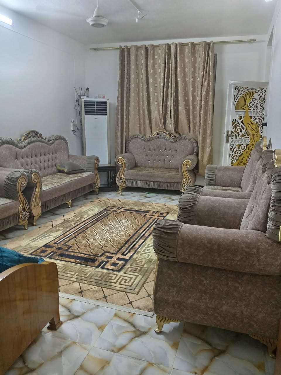 يالله دار للبيع منطقه الشباب طابو صرف طابقين 
يحتوي علئ 4 غرف نوم صاله استقبال ومطبخ طرمه 
بيت مرتب السعر مقبول جدا الاستفسار مراجعة مكتب 
حاتم كريم ابو مصطفى وعلاء كريم او اتصال☎️ 
***********
