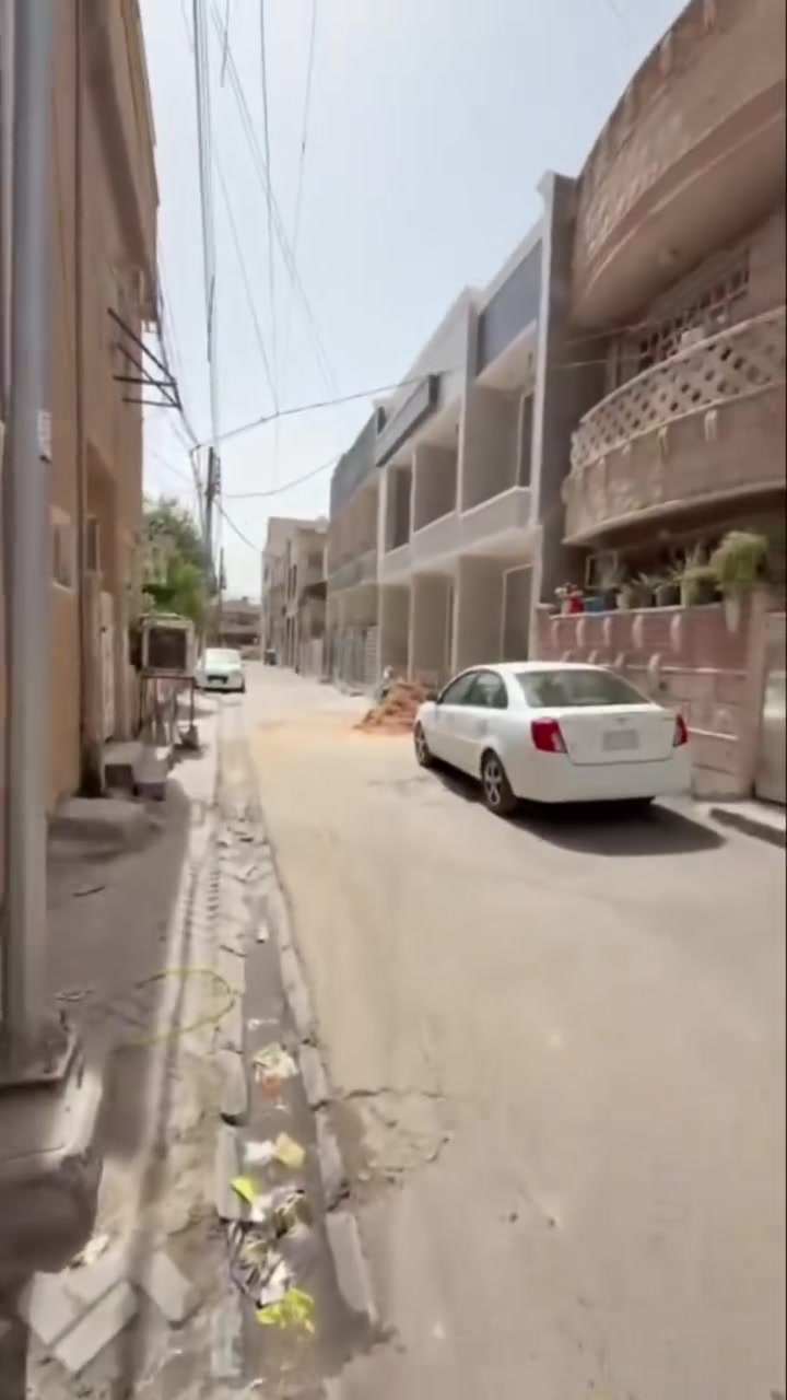 سلام عليكم يقدم لكم مكتب الياسر للعقارات
قيد الانشاء بناء2026 حديث 
٣ بيوت كل بيت مساحته ٥٠ متر يحتوي كل بيت
على استقبال ومطبخ وخدمات ومنور وغرفه جوه 
وغرفتين فوك وخدمات 
العنوان حي سومر شارع المركز مقابل ساحه الشهدين
***********
بيع او مراوس موجود ويوجد قطع للبيع
