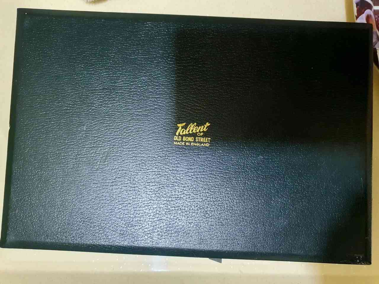 #للسيدات
صندوق حفظ مجوهرات ونقود 
صنع انكلترا


**إذا كنت صاحب هذا الإعلان وتريد حذفه لأي سبب، رجاءا أرسل رسالة إلى الدعم الفني**