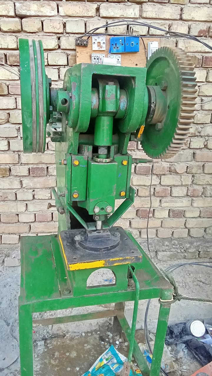 مكائن للعمل التنانير مع ميز للبيع رقم الهاتف *********** سوق الشيوخ بيكم خير وتدللون
