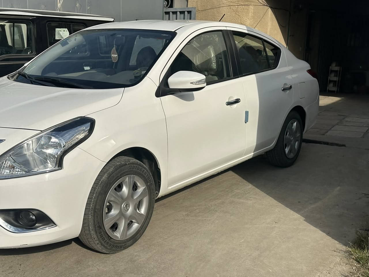 نيسان سني مصري
موديل 2025 
سيارة جديدة ومكفولة من الصبغ والتبديل
ماشية 14 الف
رقم بغداد تحويل ثاني يوم
المواصفات شاشة جبيره اشاير مري الجام كهربائي
سعر السيارة 130 ورقة 
للاستفسار الاتصال على الرقم ***********
