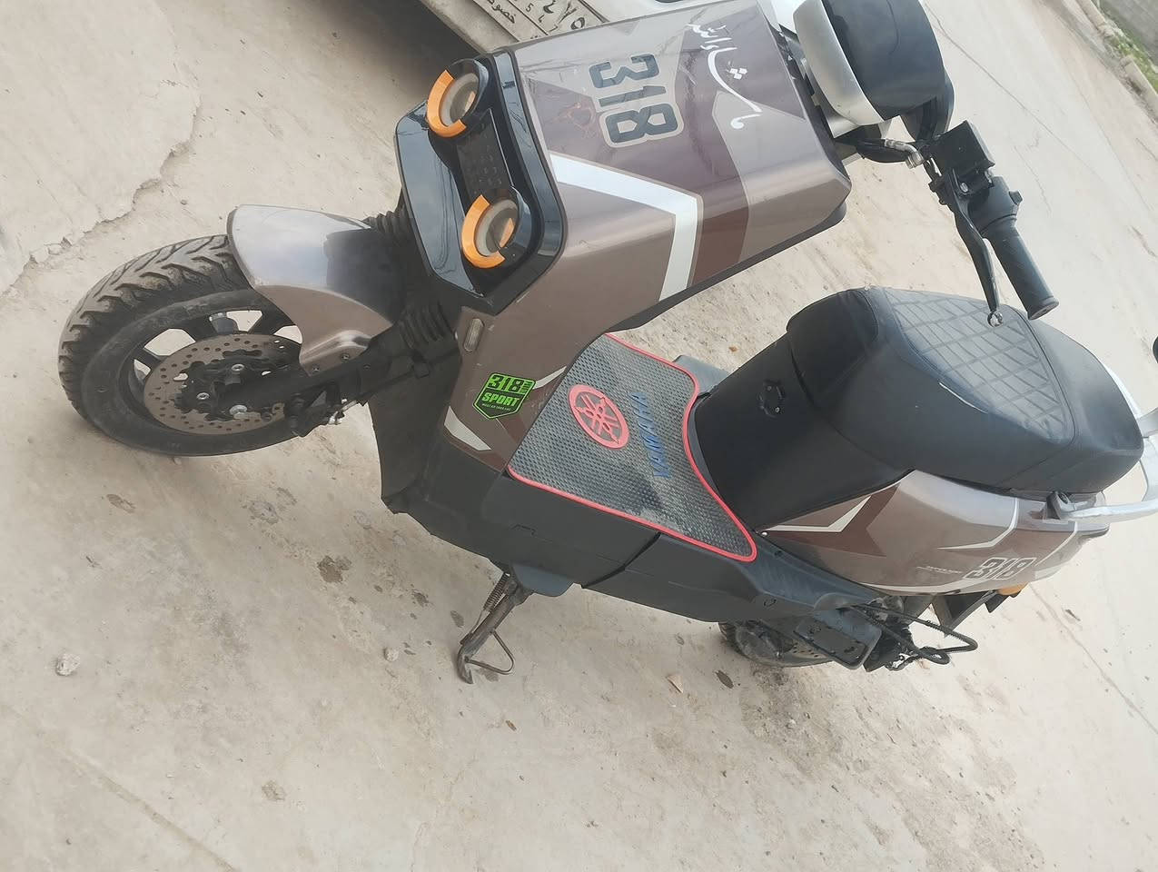 سلام عليكم
لبيع 318 
6 بطاريات شرط.   وين ما تريد نروح نفحص 
يقرون عل حمل 11. وشرط انسا الشحن 
نضافه مثل ما بل صوره 
لايتات عالي ناصي سكن. اشاير نشرات  كله شغال 
ملف 2000
ما بي اي نق كامل مكمل 
سعر 425. 
رقمي *********** اخويه ماطور ما بي شي نضيف وكدام العين وين ما تريد نروح نفحص عله كلامك  كله شغال ما بي اي نقص 
درع نضيف ما بي كسر وفطر
