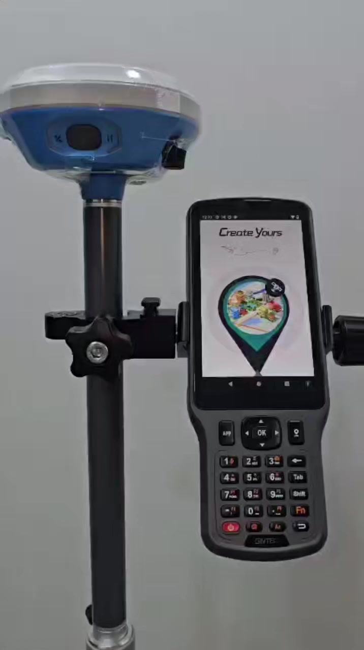 جهاز جينتيك G40Pro هو جهاز استقبالGNSS (نظام الملاحة عبر الأقمار الصناعية) ثنائي الكاميرا عالي الأداء، مصمم خصيصًا لأعمال المساحة والمسح الدقيقة. يتميز الجهاز بالجمع بين دقة RTK (الحركة اللحظية) العالية وتقنية الواقع المعزز (AR) للمساعدة في تحديد المواقع ورسم الخرائط في المشاريع الهندسية. 
أبرز مواصفاته
الكاميرا: نظام كاميرا مزدوج بدقة 2 ميجابكسل، مع مستشعر CMOS، يدعم التركيز البؤري التلقائي.
تحديد المواقع:
القنوات: 1408 قناة.
الأقمار الصناعية: يدعم عدة أنظمة للملاحة عبر الأقمار الصناعية، بما في ذلك GPS وGLONASS وBeiDou (BDS) وGalileo.
دقة RTK:
أفقي: ±8.0 مم + 1 جزء في المليون.
عمودي: ±15.0 مم + 1 جزء في المليون.
البطارية:
السعة: 9800 مللي أمبير (3.6 فولت).
عمر البطارية: يصل إلى 20 ساعة في وضع "Rover" (المستقبِل المتحرك).
التوصيل:
بلوتوث: إصدار 5.0 (BLE).
واي فاي: 802.11 a/b/g/n.
الراديو الداخلي: بقدرة 1 واط.
الذاكرة: 8 جيجابايت.
المتانة:
الوزن: 692 غرامًا.
درجة الحماية: IP68، مما يجعله مقاومًا للماء والغبار.
مقاومة الصدمات: يتحمل السقوط من ارتفاع 2 متر.
نظام التشغيل: لينكس.
تقنيات إضافية:
تعويض الميل: يدعم تعويض الميل حتى 120 درجة، مما يسمح بالقياس الدقيق في الزوايا الصعبة.
الواقع المعزز (AR): يدمج المعلومات الرقمية مع المشهد الحقيقي، مما يساعد في عمليات تحديد المواقع.
بروتوكولات متعددة: يدعم أكثر من 18 بروتوكولًا للراديو، مما يجعله متوافقًا مع مجموعة واسعة من المعدات. 
مميزات الجهاز
دقة عالية: يوفر دقة متناهية لتحديد المواقع، مما يجعله مثاليًا لأعمال المساحة الدقيقة.
كاميرا مزدوجة: تسرع من عمليات تحديد النقاط وتتيح وظيفة "AR Stakeout" لرؤية التصاميم على أرض الواقع.
متانة فائقة: تصميم قوي ومقاوم للعوامل الجوية، مما يضمن عمله في مختلف الظروف الميدانية.
سهولة الاستخدام: خفيف الوزن وصغير الحجم، مما يزيد من سهولة حمله ونقله في الموقع.
عمر بطارية طويل: بطارية ذات سعة كبيرة تضمن العمل لفترات طويلة دون الحاجة 

***********
