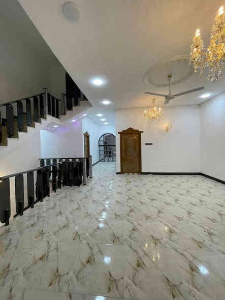 دار سكن للبيع 🏠 #طابقين
الدار عبارة عن فلة فاخرة بتصميم مميز
#المساحة :: 250م 
طابو صرف زراعي المالك عراقي 
#العنوان :: إبي الخصيب حي العسكري 
مقاطعة كوت الحمداني .
#يحتوي :: أربع ( 4 ) غرف منام وصالتين 
وصحيات داخلية في الطابق الأول والثاني وكراج واسع
وحديقة وصحيات خارجية خاصة بالضيوف ومطبخ 
وأستقبال ومناور اضافة إلى الدرج .
#نظام_العمل / أساس وسقف #كونكريت 
والبناء #بلوك من الدرجة الأولى / أصباغ عالمية
وضمان الماء والكهرباء خرائط متميزة 
البيت يقع على شارع تبليط 10م
#خارطة_الدار_تحت_اشراف_هندسي_متميز
الدار جاهز #للمشتري ان شاء الله
#السعر_المطلوب:: 190 مليون قابل للتفاوض
هاتف ☎️ *********** ☎️ البصرة
