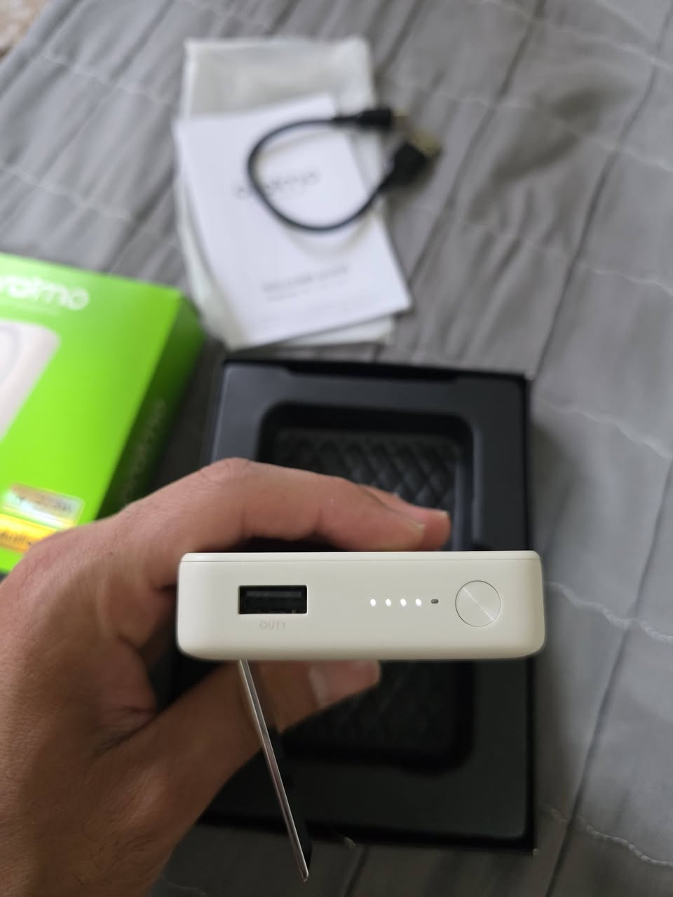 للبيع باور بانك لاسلكي (مغناطيسي) وسلكي من شركة Oraimo
​الموديل : Oraimo MagPower 15(الأصلي)
​السعة: 10,000 مللي أمبير
​الشحن: يدعم شحن لاسلكي مغناطيسي (MagSafe) بقوة 15Wوشحن سريع جداً بالكيبل بقوة 22.5W
​الميزة: يحتوي على ستاند مدمج من الخلف لتثبيت الموبايل أثناء الشحن.
​التوافق: يركب على الآيفون من سلسلة 12 وتصاعداً (لحد آيفون 16)، ويركب على الأندرويد كما موضح بجهاز S25 الترا
​الحالة: [جديد بالكرتون / مستعمل نظيف]
السعر : 35 الف 
العنوان : البصره/الحيانيه/قرب سوق القسم 
رقم الهاتف :***********
