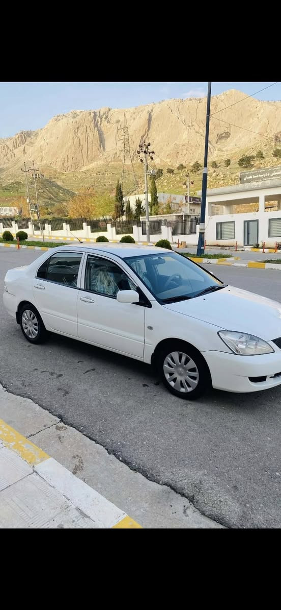 لانسەر مۆدیل 2011 گیر تۆماتیک مەکینە گەورە  گێرو مەکینەی نەکراوەتۆ لۆک لۆکە بەوشەرتە بێ بۆیاخو بێ ساردووبێ جاڵ شوین بەردیشی نیە بەو شەرتە بەشەرتی سۆنەر دەعامێکانیشی بەشەرتە  کەم ڕۆشتوە  سەنەوی پلاسیکە  بەشەرتی ئەوالیاتو حاسیبەو پاکانەو غەرامەش  بەشەرتە تەبریت ساردووگەرم لەسەرسویج  بەشەرتە بێ مەسرف جوار تایەی تازەی بۆ بسراوە یەک فلس مەسرەفی تیانیە   بەو شەرتە هەمو گیانی لەسەردەقی شەریک ماوەتۆ لە دەعامیوە بۆ دەعامی بەشەرت ئەی فرۆشم سعری 62وەرەقە   ***********   ***********
