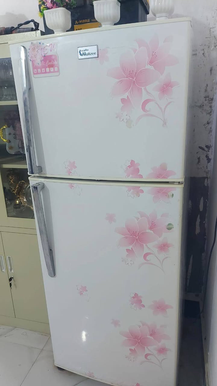 سلام عليكم ثلاجه للبيع نضيفه كلش كل عطل مابيه نوعيته ماليزي للتواصل والاستفسار ابو ***********
