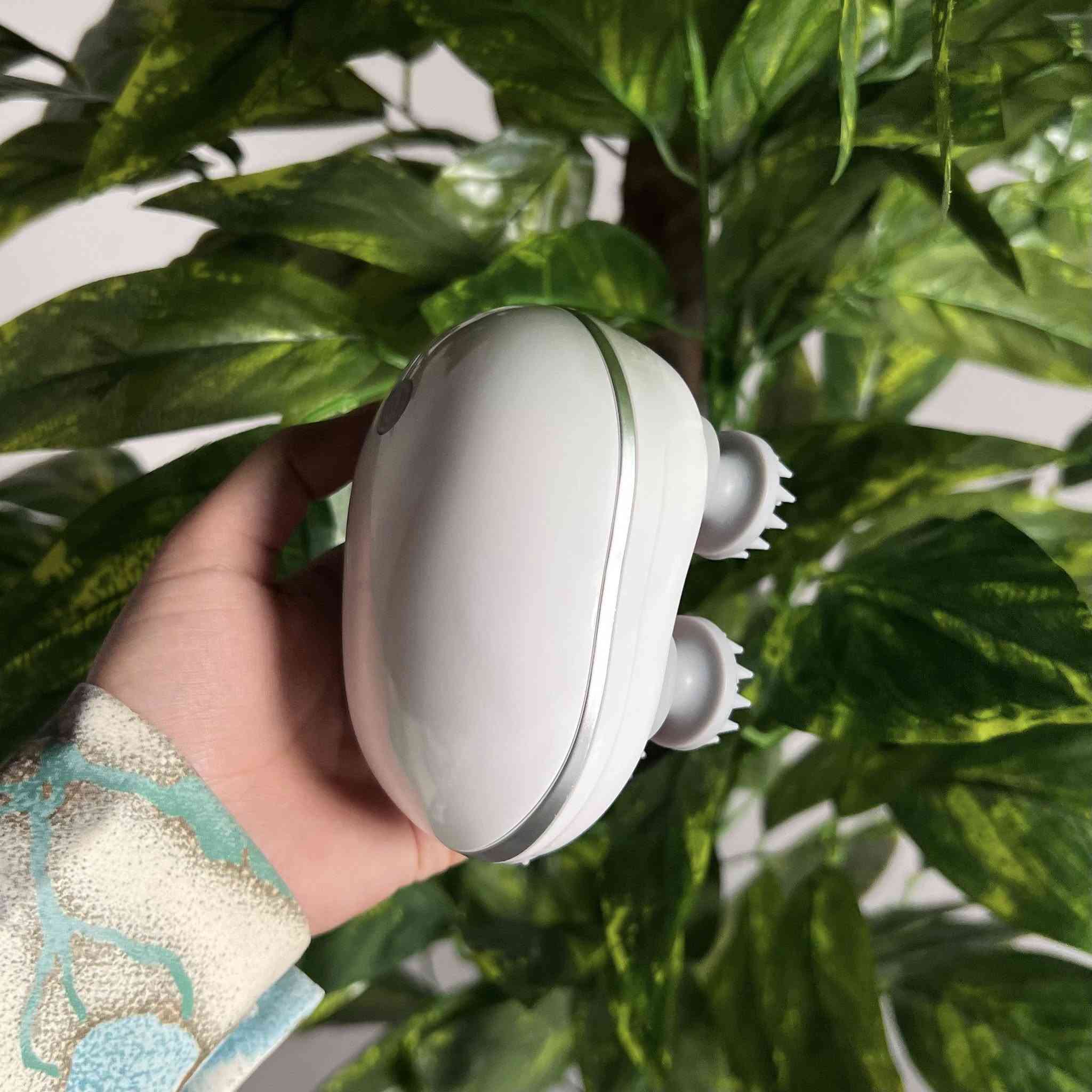 جهاز تدليك ( مساج ) فروة الرأس
جهاز مساج فروة الرأس الذكي 3 أوضاع – Smart Scalp Massager

• جهاز مساج لفروة الرأس بتصميم مدمج وعملي، مناسب للاستخدام المنزلي مع 3 أوضاع تدليك.

• اسم المنتج: Smart Scalp Massager

• يعمل بنظام 3 أوضاع تدليك (دوران بطيء للأمام / دوران بطيء / دوران متناوب)

• تصميم صغير ومحمول سهل المسك والاستخدام

• مزوّد بـ مؤشر شحن

• يعمل بجهد 5V وقدرة 5W

• نوع المنتج: جهاز مساج فروة الرأس
• الموديل: NSHD-001
• الجهد الكهربائي: 5V
• القدرة: 5W
• تيار الشحن: 1A
• الأبعاد: 98 × 91 × 77 مم
• الوزن الصافي: حوالي 205 غرام
• أوضاع التشغيل: 3 أوضاع تدليك
• نوع البطارية: بطارية بوليمر قابلة للشحن
• وقت الشحن: 2.0 ساعة كحد أقصى

محتويات العلبة:
• جهاز مساج فروة الرأس ×1
• كيبل شحن ×1
• دليل استخدام / كتيّب تعليمات ×1
  
السعر 20,000
التوصيل داخل بغداد 3,000
التوصيل خارج بغداد 5,000


**إذا كنت صاحب هذا الإعلان وتريد حذفه لأي سبب، رجاءا أرسل رسالة إلى الدعم الفني**