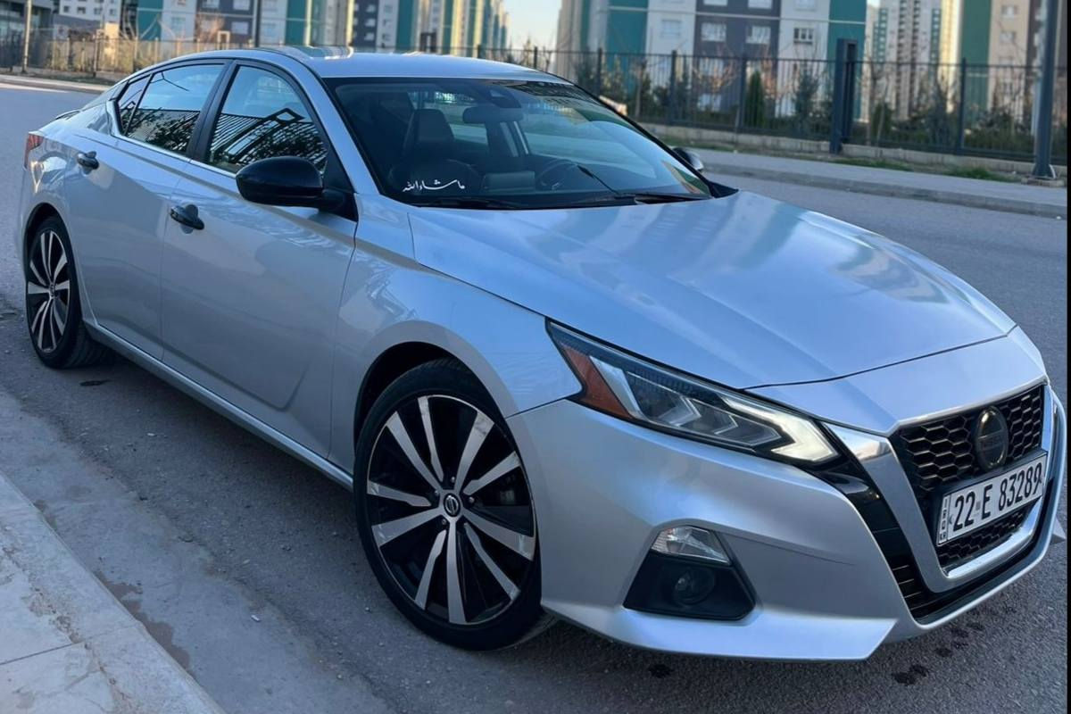 نیسان ئەڵتیما 2022 مواسەفات SR
رەنگ سلڤەر 
٩٥ هەزار کیلۆ مەتر رۆشتوە 
مواسەفاتەکانی / رادار ، کوشن جڵد ، 
شاشەوکامێرا ، بەسمەو شەغال ،
 شەفتی سەر سوکان ، 
تەنها یەک پارچەی بۆیاخە بێ ناوگرتن
سەنەوی تاکو ٢٠٢٨ تازەیە 
یەک هەفتەیە رۆنی گێرو مەکینەی گۆراوە 
سەیارەکە لە دەعامی بۆ دەعامی بە شەرت مەسرەفی تیا نیە 
رەقەم شانسیم لە رەسمەکان داناوە 

سـعـر : لە کۆمێنت داوابکە ڕاستەوخۆ بۆت دێت 📥 

گێر و مەکیەنەی بەشەرت 
هیچ کێشەیەکی تێدا نییە 

ژمارەی خاوەنەکەی 
شوێن / سلیمانی 
 ***********
