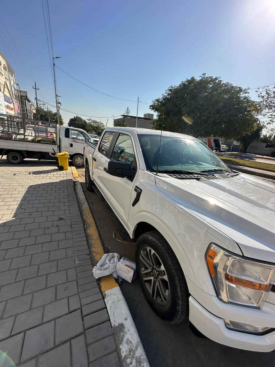 السلام عليكم ورحمة الله وبركاته 
من رخصة الأدمن المحترم 
فورد اف 150 موديل 2021
Ford F-150
رقم بغداد بأسمي 
6 سلندر 3.5L دبل توربو 
فور ويل 4×4
ماشيه 35 الف ميل 
باب طويل بدي قصير المرغوب 
لايت زينون 
شاشة وكاميرا خلفي 
حساسات خلفيه 
رادارات جانبية 
حادثها باب خلف السائق وشويه بالهلال الخلفي فقط 
مثل ما موضحه بالصور وباقي بدي السيارة
 كله كفاله عامه من كلشي على وضع الشركة وجديده جدآ كل نقص ما بيه 
معروضه 235 وبيه مجال بسيط 
مكان السيارة بغداد شارع فلسطين 
رقم الهاتف ***********
