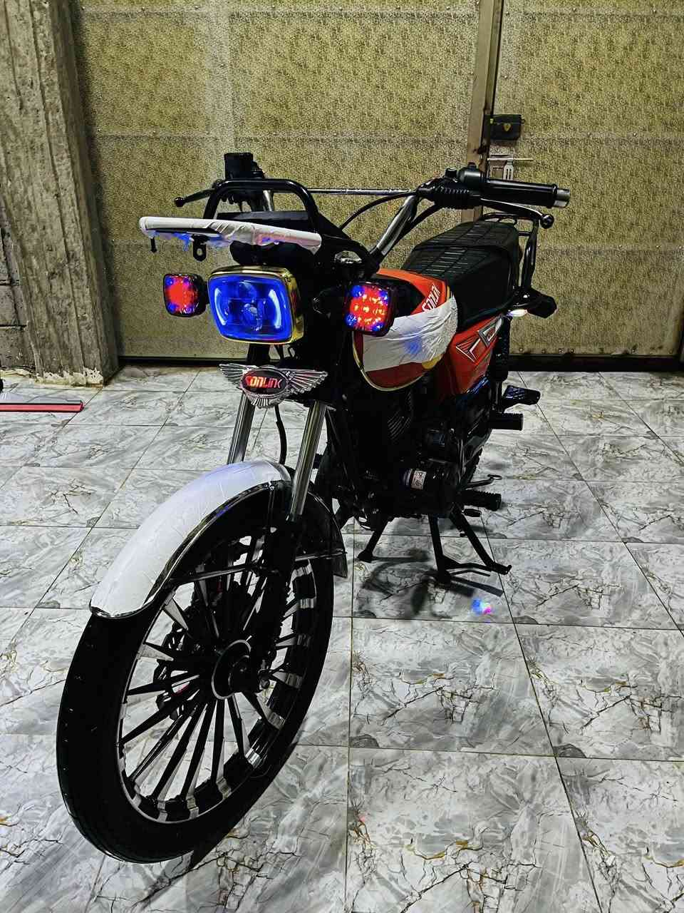 السلام عليكم 
إيراني موديل 2025
 محرك 200Cc 🌿
ركزو 200Cc ومحرك اسود 
 اوراق منفيس
شاشه إلكتروني 
كهربائيات كلها شغاله
الدراجه فول نعومه ومحركها ماممدوده عليه سبانه 
صالنصه كاتم 
السعر 850 بي مجال قليل
مكاني رمادي خمسه كيلو
***********
