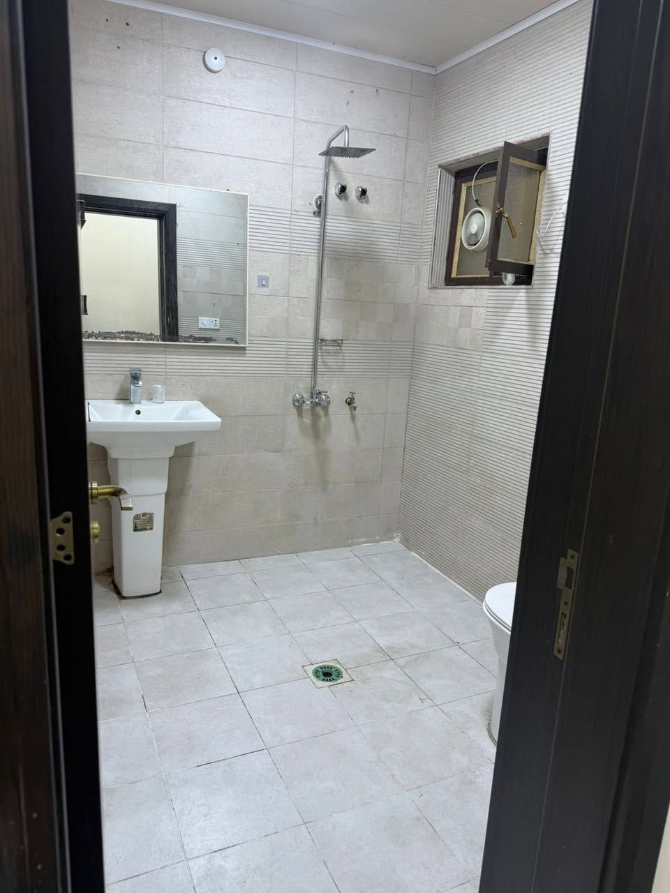 السلام عليكم شقة ارضية للايجار تحتوي على غرفتين نوم ومطبخ وصالة وصحيات اثنين محلة 606 قرب BXM سعر الايجار مليون دينار للاستفسار ***********
