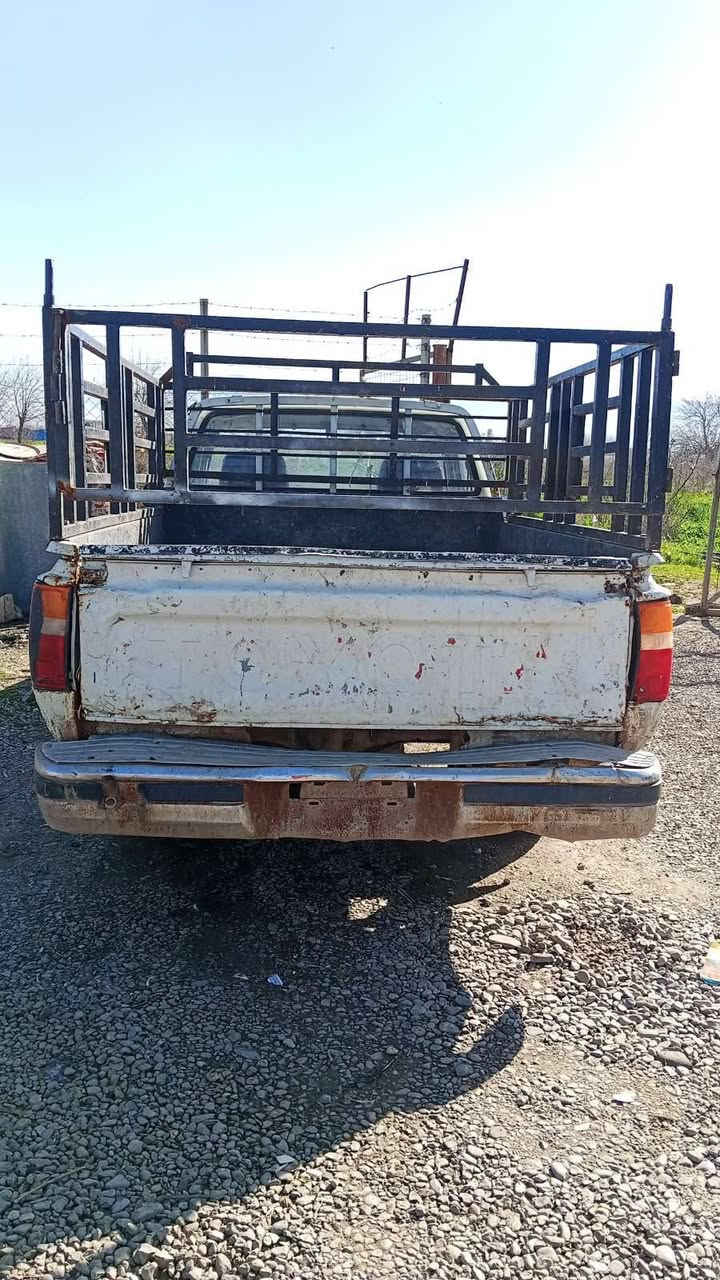 پیکاب تاک ... مۆدیل 1982 علووج
گێڕ و مەکینە بیلاد . 
سەیارەکە ماڵی کەسابەتە و خاوینە
گێڕ و مەکینە و ئەکسل بەشەرت تازەئەکسلم گۆڕیوە سەیارەکە توند وتۆڵە . 
 
شوین.. ڕانیە
ژ.م..***********
سحر..22 و معامەلە رانية, السليمانية
