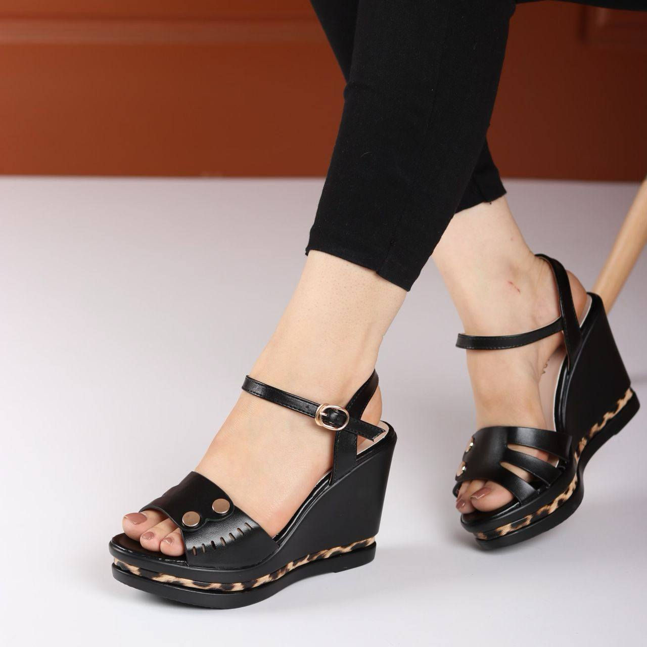 يسعد مسائكم بالخير زبائنا الكرام 
كل ماهو جديد ومميز تجدونه لدى احذيه وحقائب علاء 
حذاء طبي متصل ارتفاع ٧ سم وزن الريشه وبشرط ماركه 
للحجز مراسله البيج او واتساب ***********
توجد خدمه توصيل داخل القضاء وجميع محافظات العراق
