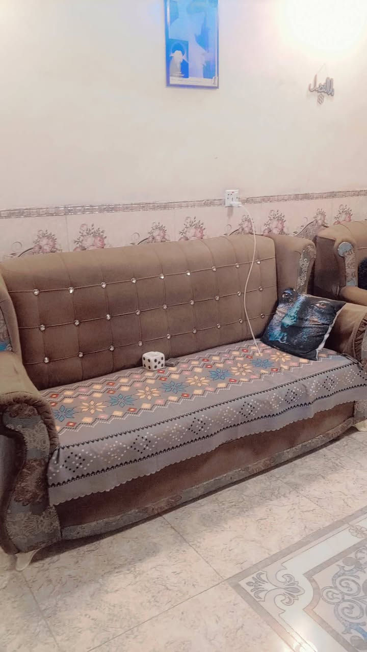 السلام عليكم اغراض للبيع تخم خمس قطع عشر مقاعد نظيف تجي شوف بعينك يلا تاخذ سعره (350)بي مجال ثلاجه تجميد فول على الفحص سعره (100الف))
اي استفسار رقم الهاتف (***********)بي وتساب 
عنوان بغداد زعفرانيه دور شرطه
