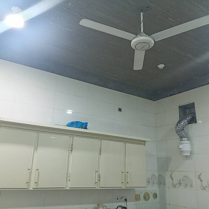 متاح بيت في الجزيره باب الهوى شارع 7
قريب على السوك مساحة 150متر   يحتوي على غرف عدد2 صحيات داخلي او  اخارجيه سعره 69 مليون أوبي مجال 
***********  بي نواقص فقط صبغ جدار او سقوف  واهلا وسهلا
