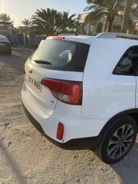 سورنتو 2015 خليجي بيها باب  الصدر بي صبغ ونص من باب الخلفي  ٦ سلندر ٧ ...