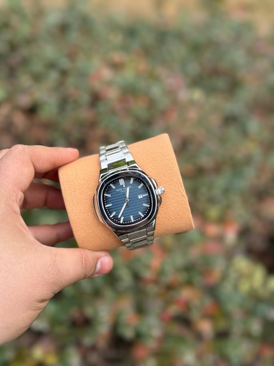 قمة الفخامة السويسرية بين يديك ✨

​لا تكتمل الأناقة إلا بتفاصيل تعكس شخصيتك. نقدم لكم أرقى موديلات Patek Philippe، الساعة التي لا تقتصر وظيفتها على معرفة الوقت، بل هي استثمار للأجيال.

​المميزات:

​تصميم أيقوني يجمع بين العصرية والكلاسيكية.
​دقة متناهية في الحركة والأداء.
​خامات فاخرة تمنحك شعوراً لا يوصف بالتميز.
​تتوفر الآن في المتجر بأسعار تنافسية. كن أنت صاحب البصمة الأنيقة في كل مكان.
ضمان المكينة سنة كاملة 
​📍 الموقع: النجف الاشرف
📥 للطلب أو الاستفسار: راسلنا عبر الخاص.


**إذا كنت صاحب هذا الإعلان وتريد حذفه لأي سبب، رجاءا أرسل رسالة إلى الدعم الفني**