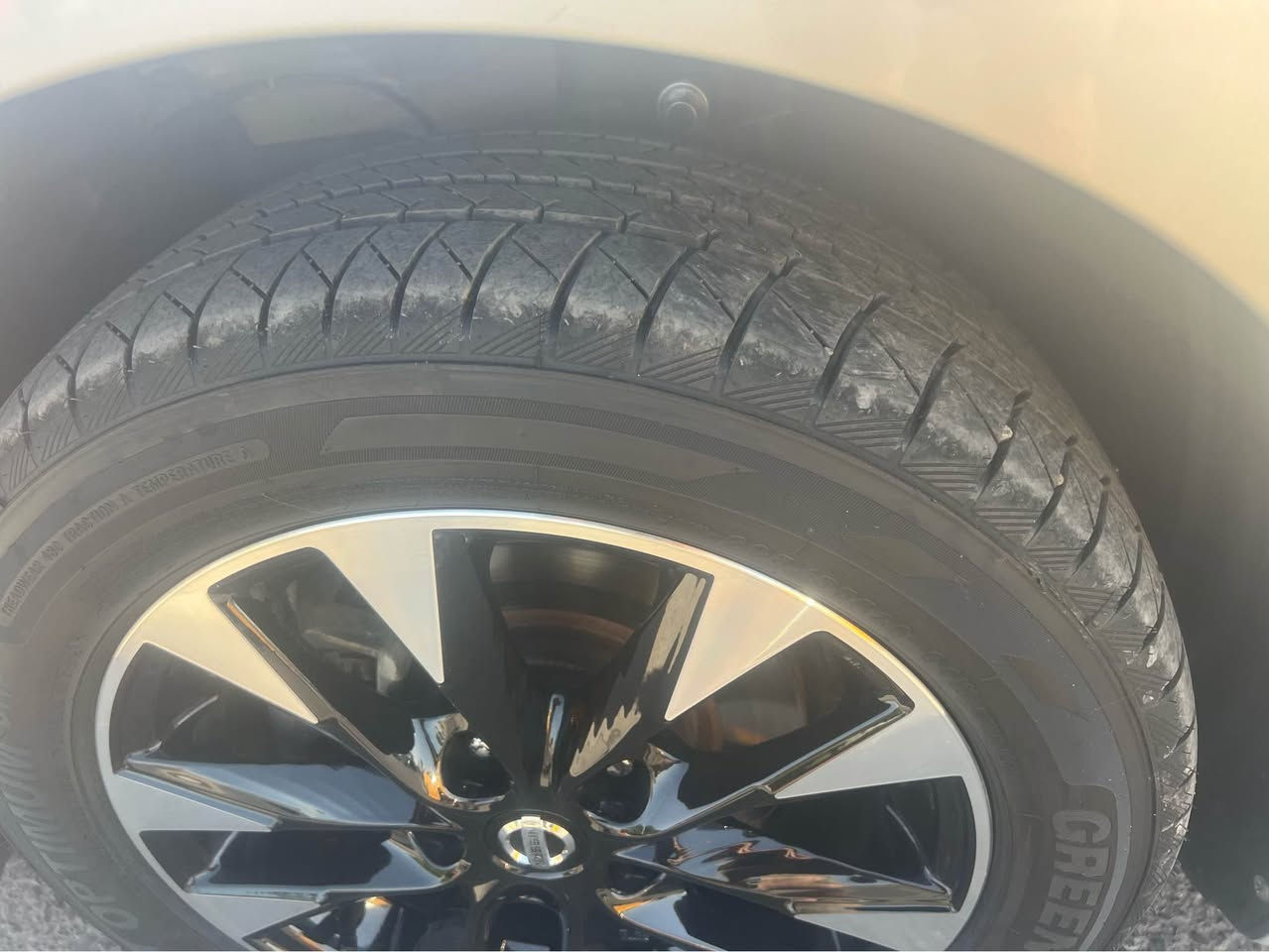 نيسان سنترا موديل 2017svللبيع 
كير ومحرك وتبريد وتدفئه كله بشرط 
صدر وتايرات وبطاريه كله جديد سياره مابيه نقص 
موصفاته كير اوتو تشغيل بصمه بيه نظام ايكو واسبورت وليتات زينون اصفر
صورة الحادث موجوده شوفه وصل فحص هم موجود داخل منشور  
سنوية هزه كله جديد وبسمي 
السعر 118 وبي مجال 
*********** كركوك, العراق
